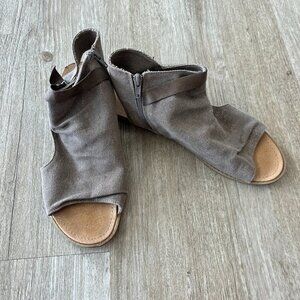 Womens Very G Brown/Grey Sandals - 9.5